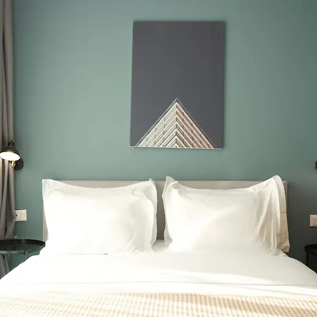 Ambassador Skyline Aparthotel 4*